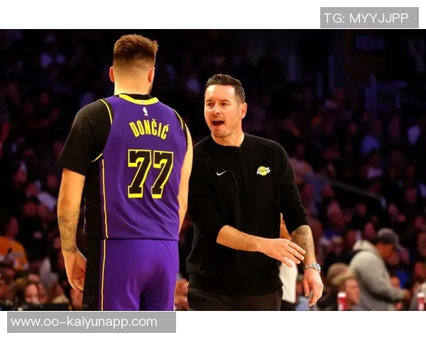 雷迪克透露东契奇全力参与训练里夫斯因脚踝不适仅部分参与