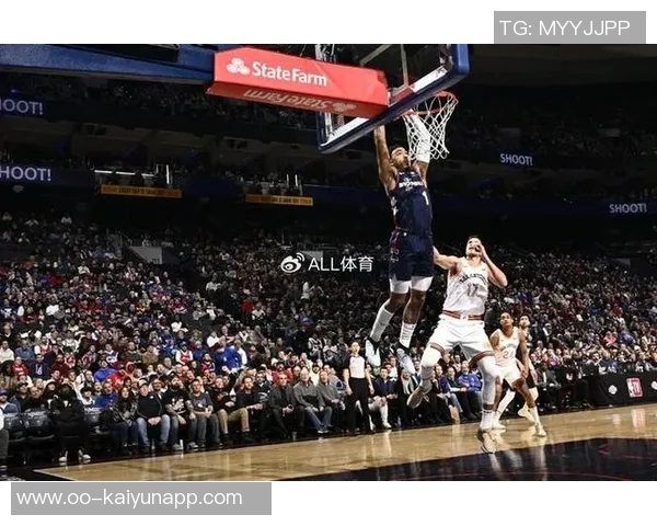 恩比德替补席微笑76人末节惨遭马刺逆转落后40分